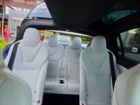 Tesla Model X 28 of 30