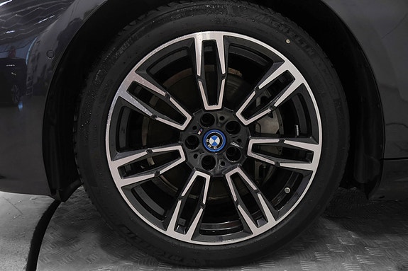 BMW i5 7 of 30
