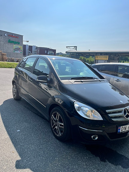 Mercedes-Benz B180 d 2 of 7