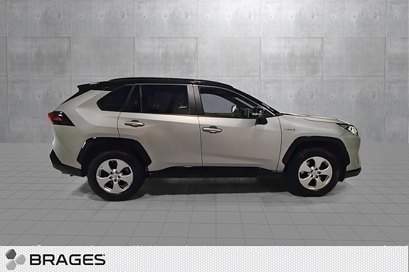 Toyota RAV4 3 of 22