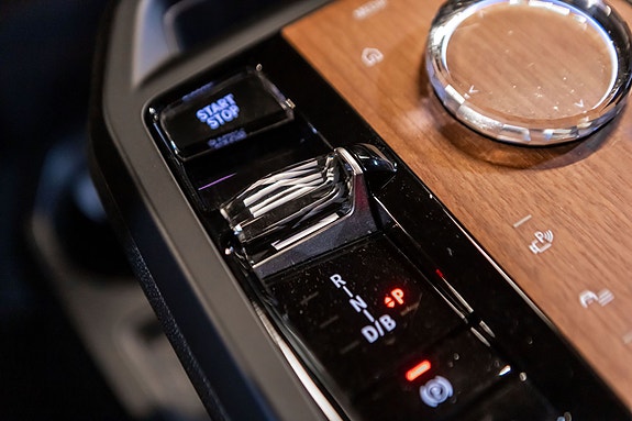 BMW iX 19 of 30