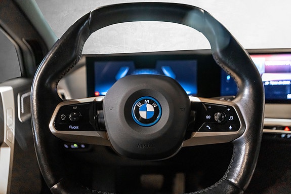 BMW iX 10 of 30