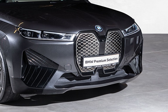 BMW iX 2 of 30