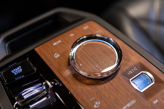 BMW iX 20 of 30