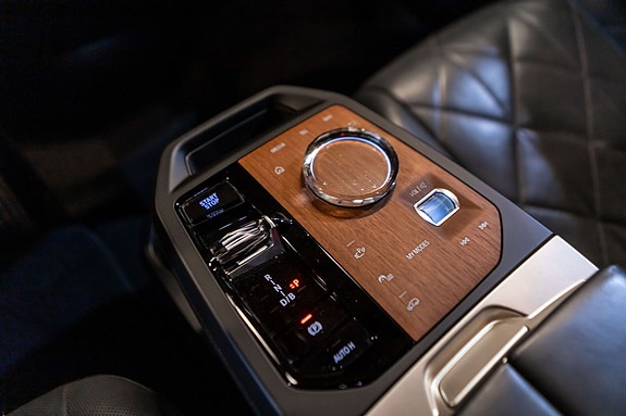BMW iX 18 of 30