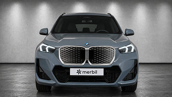 BMW iX1 2 of 30