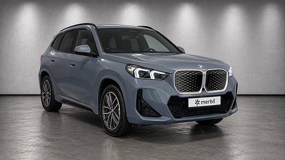 BMW iX1 3 of 30