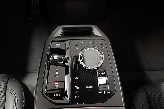 BMW iX 15 of 30