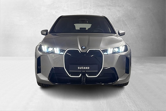 BMW iX 8 of 30