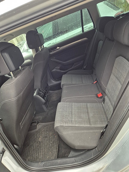 Volkswagen Passat 12 of 16