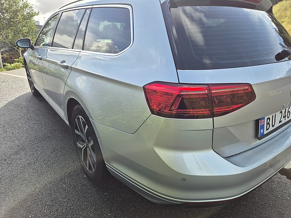 Volkswagen Passat 2 of 16