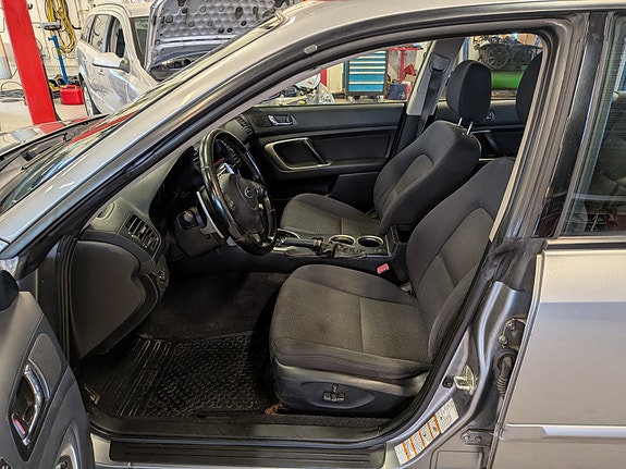 Subaru Legacy 10 of 21
