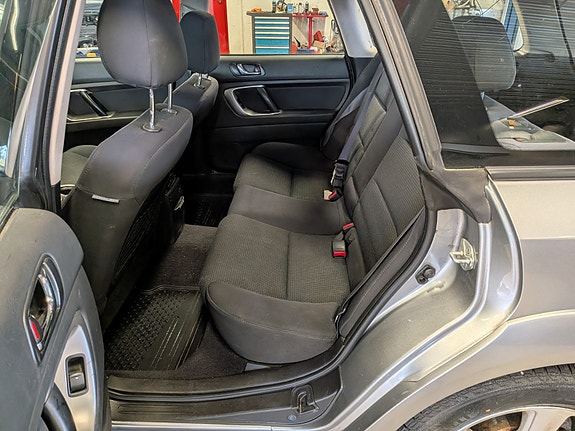 Subaru Legacy 11 of 21