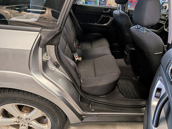 Subaru Legacy 13 of 21