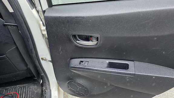 Toyota Yaris 8 of 19