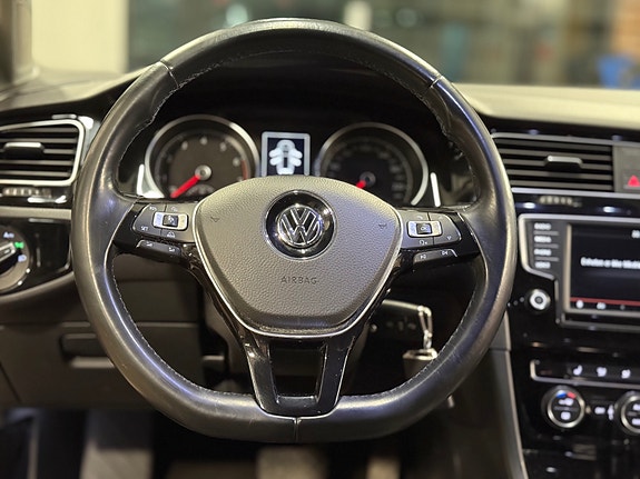 Volkswagen Golf VII 25 of 30