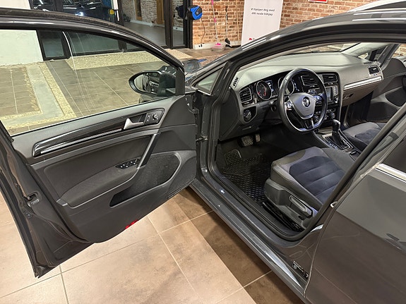 Volkswagen Golf VII 19 of 30