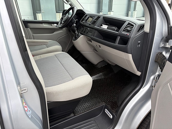 Volkswagen Caravelle 18 of 30