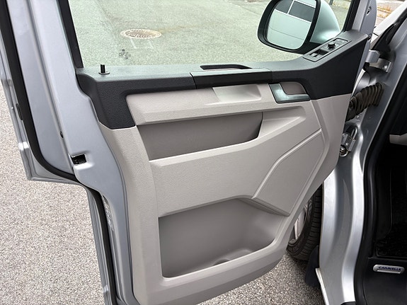 Volkswagen Caravelle 9 of 30