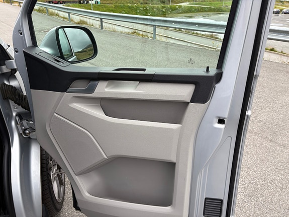 Volkswagen Caravelle 17 of 30