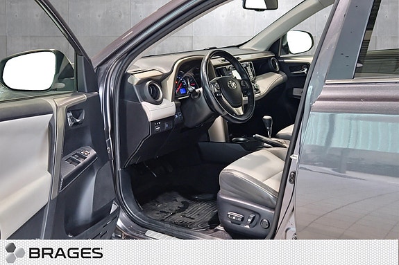 Toyota RAV4 9 of 23