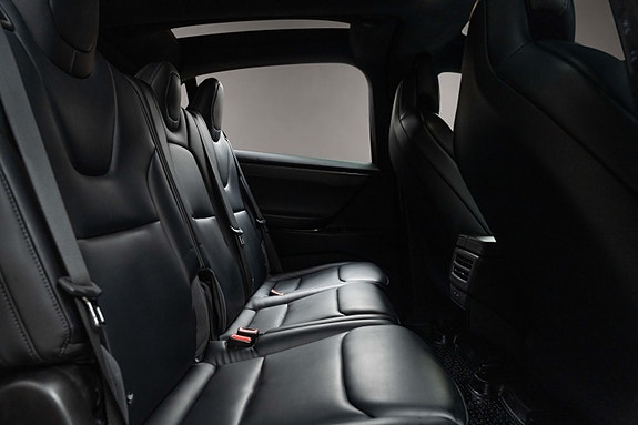 Tesla Model X 18 of 30