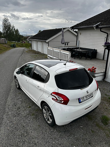 Peugeot 208 3 of 8
