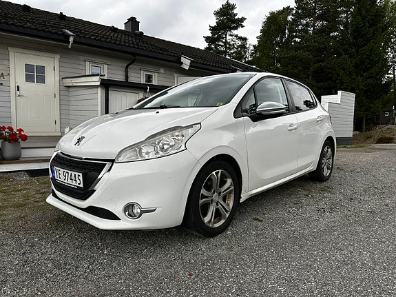 Peugeot 208 2 of 8