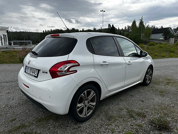 Peugeot 208 4 of 8