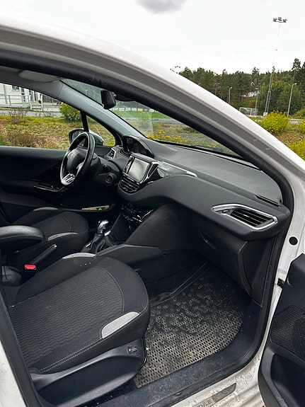 Peugeot 208 6 of 8