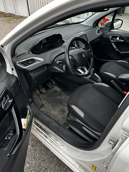 Peugeot 208 5 of 8