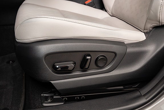 Lexus UX300e 19 of 30