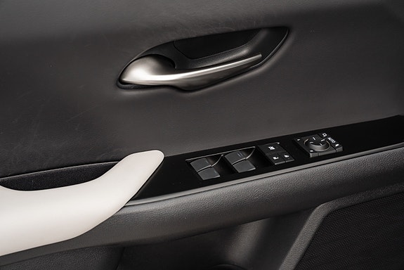 Lexus UX300e 20 of 30