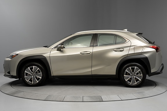 Lexus UX300e 2 of 30