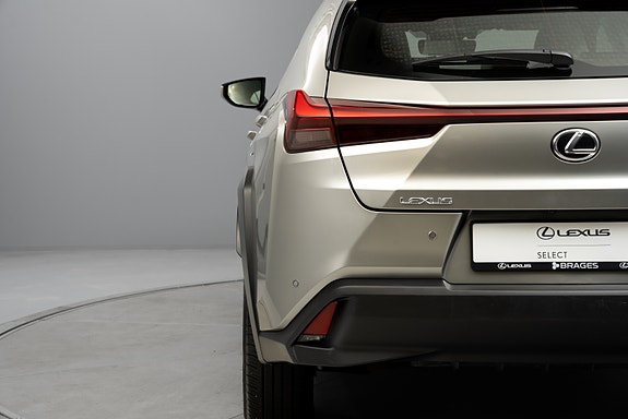 Lexus UX300e 7 of 30