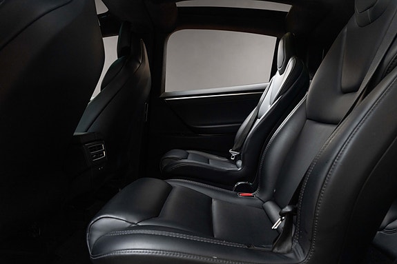 Tesla Model X 15 of 30