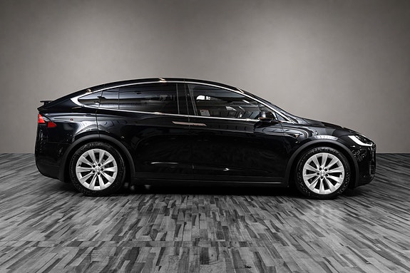 Tesla Model X 7 of 30