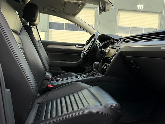Volkswagen Passat 18 of 30