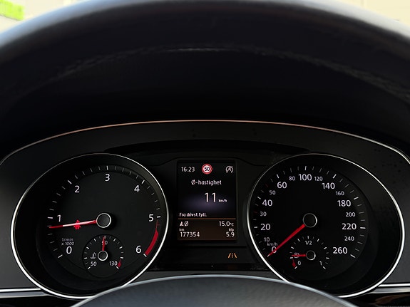 Volkswagen Passat 27 of 30