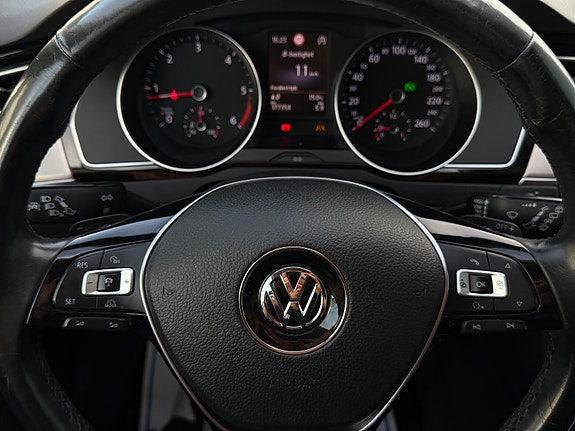 Volkswagen Passat 25 of 30