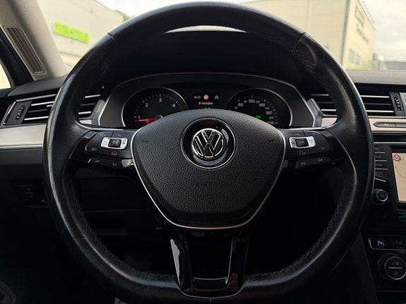 Volkswagen Passat 24 of 30