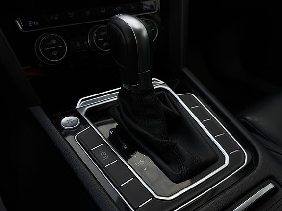 Volkswagen Passat 30 of 30