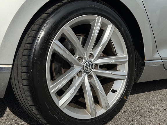 Volkswagen Passat 9 of 30