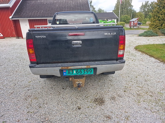 Toyota HiLux 3 of 9