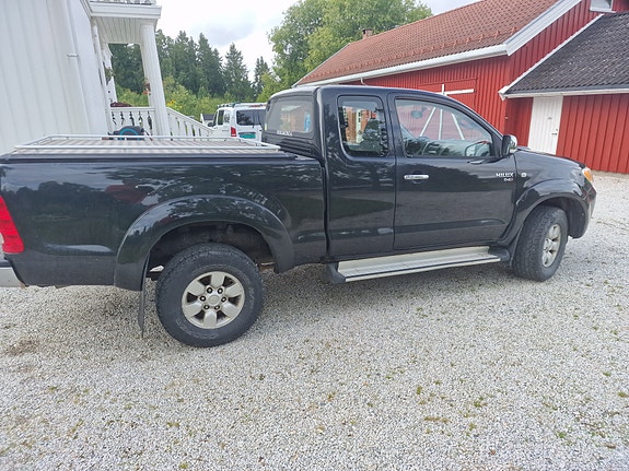 Toyota HiLux 2 of 9
