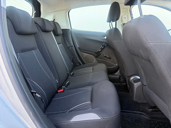 Peugeot 208 10 of 17