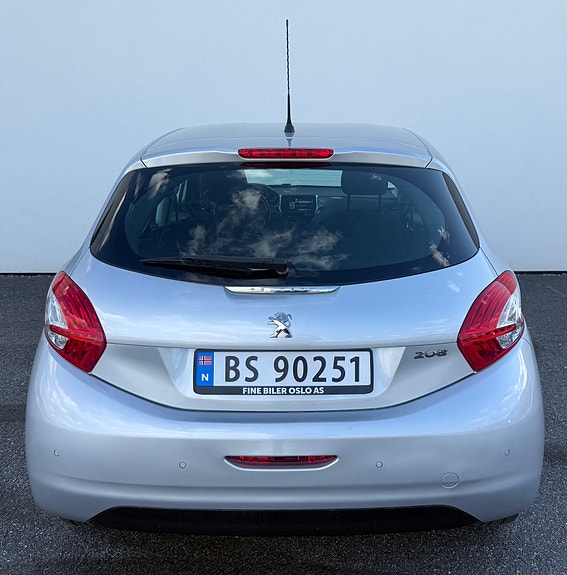 Peugeot 208 5 of 17