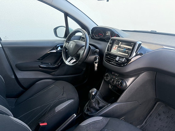 Peugeot 208 8 of 17