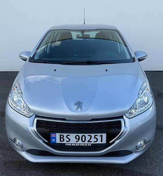 Peugeot 208 3 of 17
