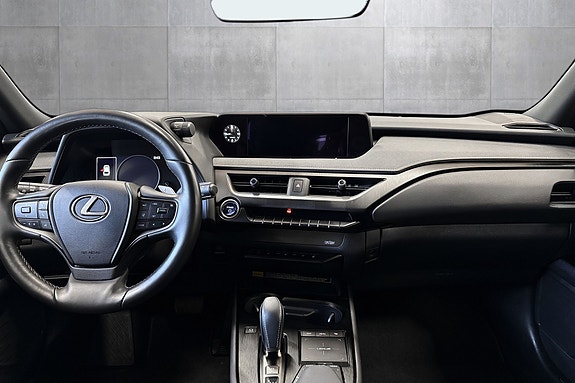 Lexus UX300e 10 of 28